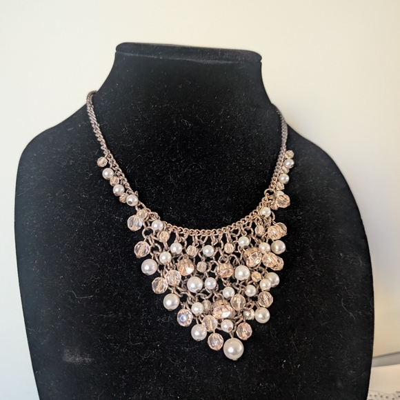Jewelry - Elegant Pearl and Crystal Necklace